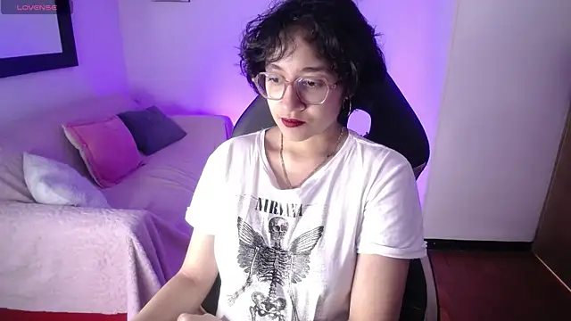 Lili Gomez  online show from 11/18/25, 02:43