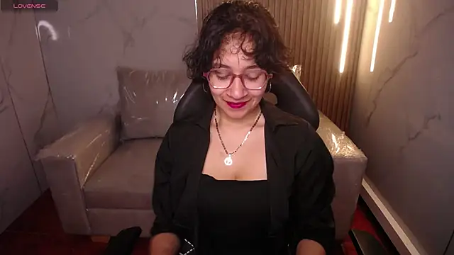 Lili Gomez  online show from 11/21/25, 01:43