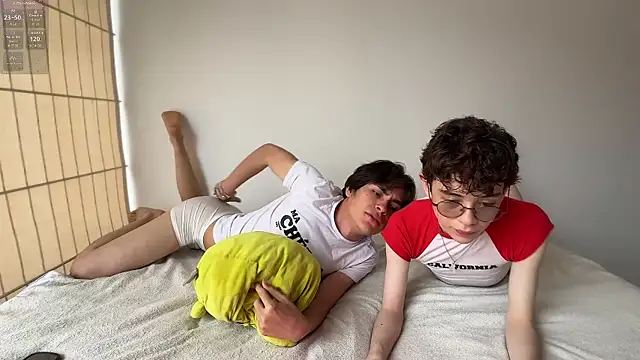 Snapshot of mapleg chatting on 10/12/25, 05:23 mapleg online show from 10/12/25, 05:23