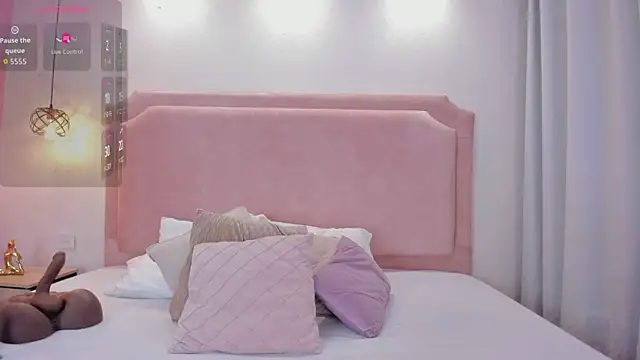 sophiawhite   online show from 09/30/25, 02:00