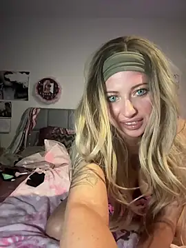 Snapshot of Hollyhudson123 chatting on 03/19/25, 10:00 Hollyhudson123 online show from 03/19/25, 10:00