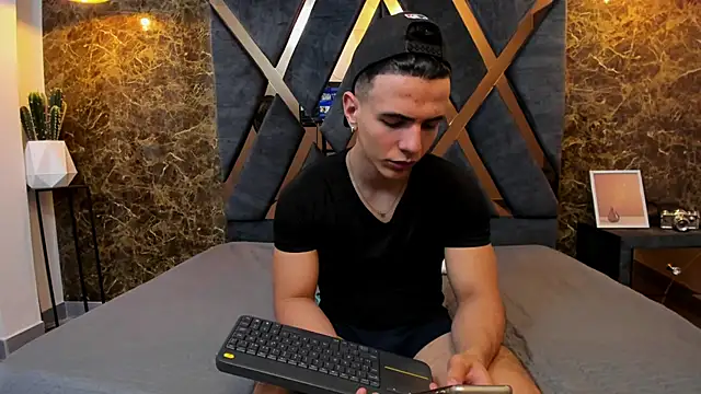 Flynn Riider online show from 01/24/25, 02:41