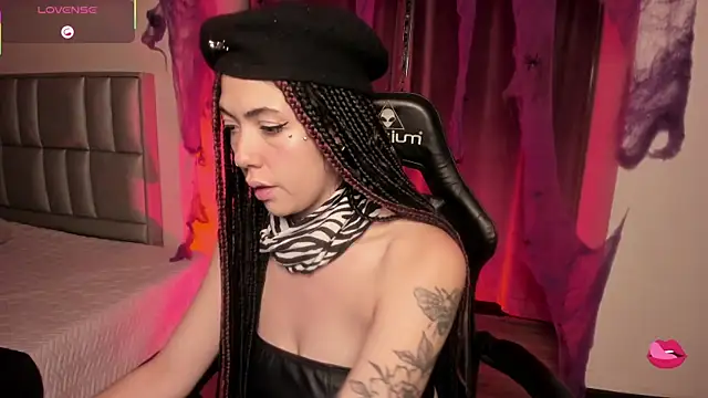 Aurora Hotson online show from 10/08/25, 01:03