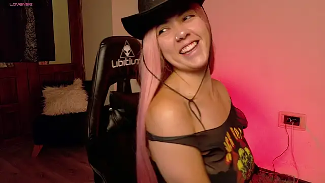 Aurora Hotson online show from 11/14/25, 01:15