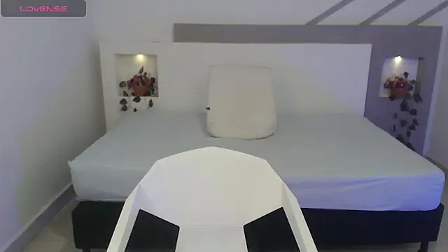 Snapshot of SelenaFox6 chatting on 03/03/25, 12:48 SelenaFox6 online show from 03/03/25, 12:48