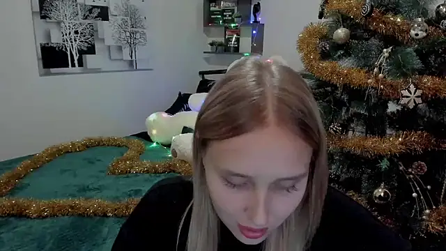 Snapshot of LinaTruly chatting on 12/16/24, 10:24 LinaTruly online show from 12/16/24, 10:24
