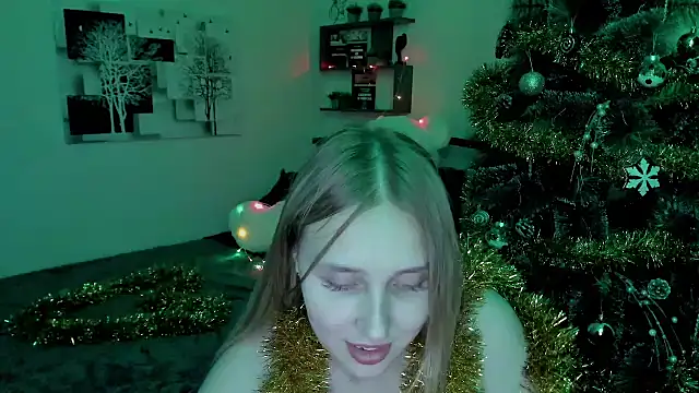 Snapshot of LinaTruly chatting on 12/17/24, 01:39 LinaTruly online show from 12/17/24, 01:39