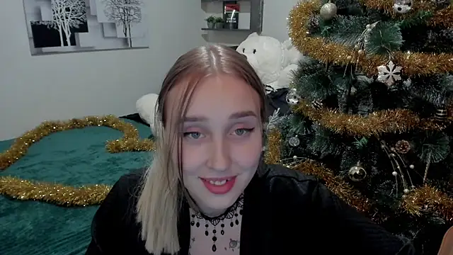 Snapshot of LinaTruly chatting on 12/21/24, 11:13 LinaTruly online show from 12/21/24, 11:13