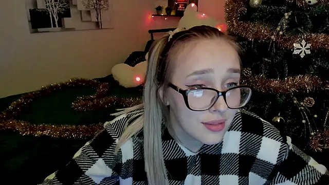 Snapshot of LinaTruly chatting on 12/23/24, 11:06 LinaTruly online show from 12/23/24, 11:06