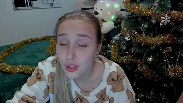 Snapshot of LinaTruly chatting on 12/26/24, 12:14 LinaTruly online show from 12/26/24, 12:14