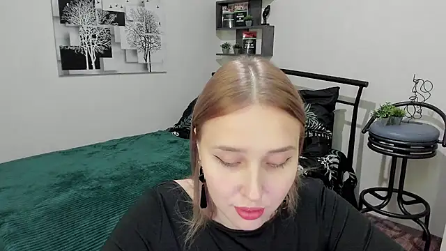 Snapshot of LinaTruly chatting on 02/04/25, 12:51 LinaTruly online show from 02/04/25, 12:51