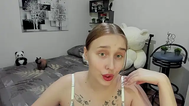 Snapshot of LinaTruly chatting on 03/18/25, 12:27 LinaTruly online show from 03/18/25, 12:27