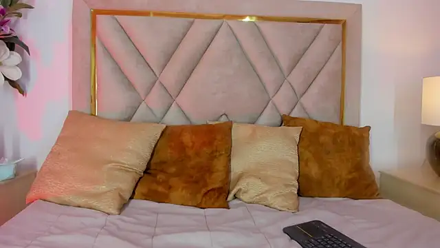 chloe wilson7 online show from 11/18/25, 02:17