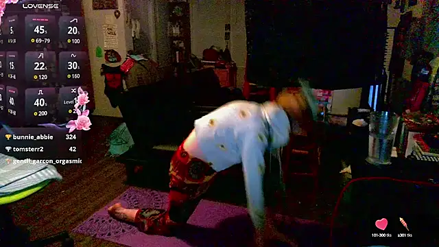 Snapshot of _hellostormy_ chatting on 02/15/25, 04:25 hellostormy online show from 02/15/25, 04:25