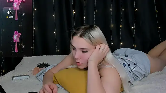 Snapshot of LadyHottCum chatting on 12/13/24, 05:38 LadyHottCum online show from 12/13/24, 05:38