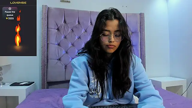 Snapshot of Ariana_Pierce chatting on 02/19/25, 04:01 Ariana Pierce online show from 02/19/25, 04:01