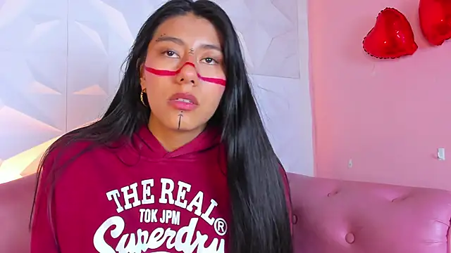 Snapshot of CarlaAlvez chatting on 03/06/25, 11:31 CarlaAlvez online show from 03/06/25, 11:31