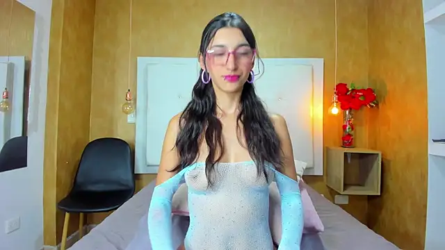 Snapshot of Milaspetite chatting on 11/18/25, 10:14 Milaspetite online show from 11/18/25, 10:14