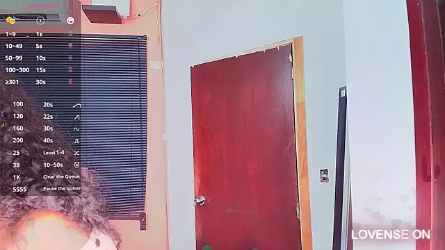 Snapshot of kinkyandsavage chatting on 12/31/24, 11:31 kinkyandsavage online show from 12/31/24, 11:31