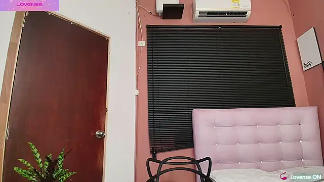 Snapshot of kinkyandsavage chatting on 01/10/25, 10:04 kinkyandsavage online show from 01/10/25, 10:04