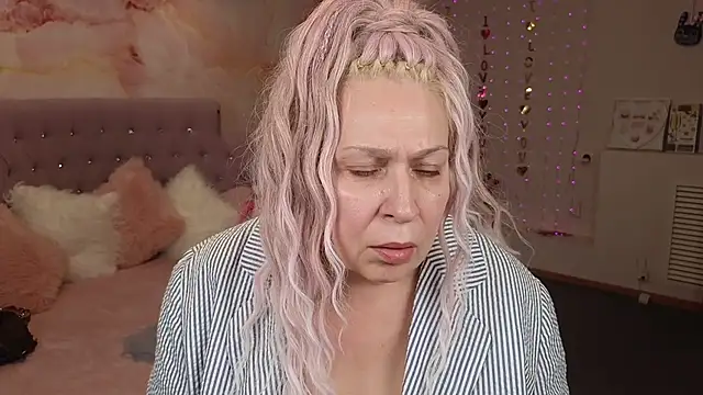 Snapshot of Penelope_Pinky chatting on 03/03/25, 02:26 Penelope Pinky online show from 03/03/25, 02:26