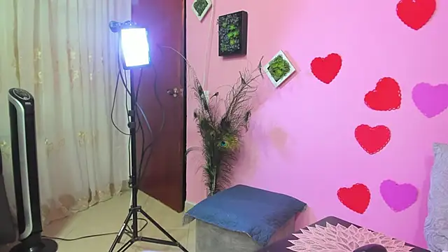 miss--flora online show from 02/23/25, 06:17