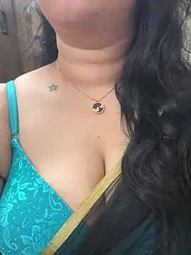 Snapshot of Akhi_Akshaya chatting on 12/21/24, 05:58 Akhi Akshaya online show from 12/21/24, 05:58