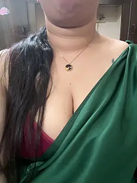 Snapshot of Akhi_Akshaya chatting on 12/23/24, 10:32 Akhi Akshaya online show from 12/23/24, 10:32