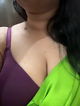 Snapshot of Akhi_Akshaya chatting on 01/12/25, 06:38 Akhi Akshaya online show from 01/12/25, 06:38