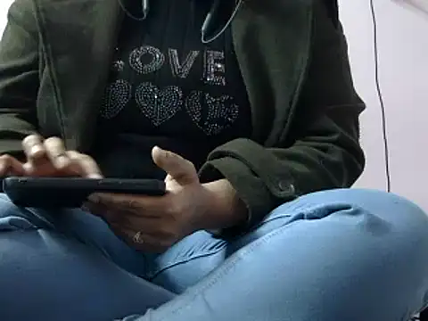 Snapshot of Housewife12 chatting on 01/01/25, 02:20 Housewife12 online show from 01/01/25, 02:20