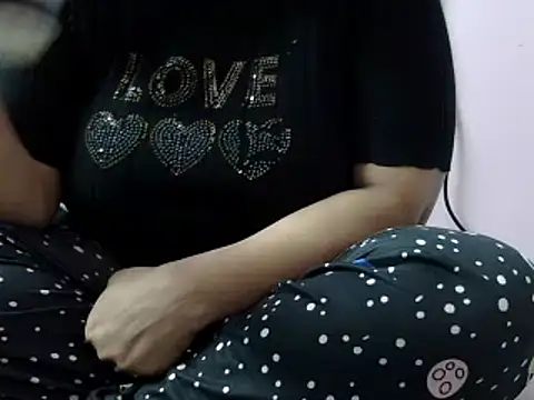 Snapshot of Housewife12 chatting on 01/02/25, 10:37 Housewife12 online show from 01/02/25, 10:37