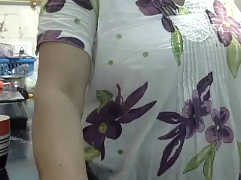 Snapshot of Housewife12 chatting on 01/10/25, 05:37 Housewife12 online show from 01/10/25, 05:37