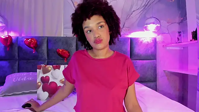 Snapshot of loladupont chatting on 02/07/25, 11:34 loladupont online show from 02/07/25, 11:34