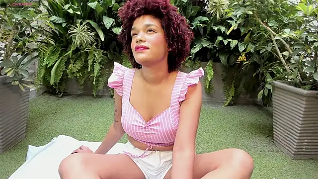 Snapshot of loladupont chatting on 02/08/25, 11:55 loladupont online show from 02/08/25, 11:55