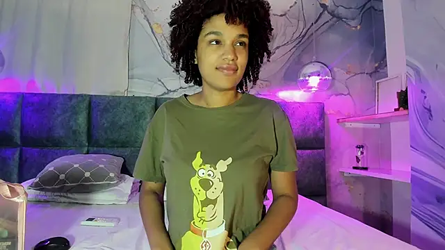 Snapshot of loladupont chatting on 03/06/25, 11:47 loladupont online show from 03/06/25, 11:47