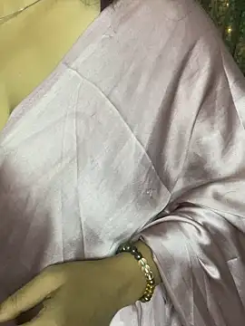 hot menka online show from 10/31/25, 04:41