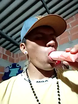 Snapshot of restrepo99 chatting on 12/24/24, 05:49 restrepo99 online show from 12/24/24, 05:49