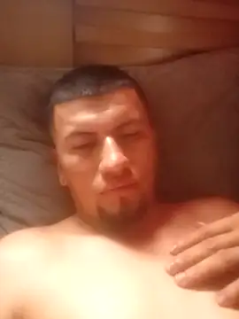 Snapshot of restrepo99 chatting on 11/08/25, 05:01 restrepo99 online show from 11/08/25, 05:01