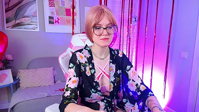 Snapshot of NellieLoyns chatting on 02/15/25, 04:01 NellieLoyns online show from 02/15/25, 04:01
