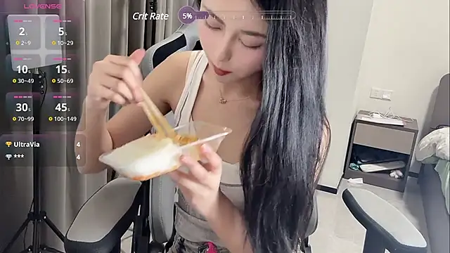 Snapshot of qiaoyi-666 chatting on 03/05/25, 12:00 qiaoyi-666 online show from 03/05/25, 12:00