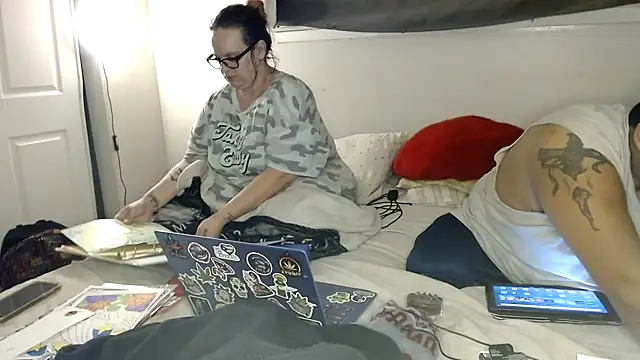 Snapshot of cloudy_couple444 chatting on 11/30/25, 08:51 cloudy couple444 online show from 11/30/25, 08:51