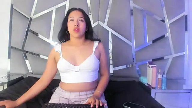 Snapshot of IsabellRodriguez18 chatting on 01/14/25, 10:48 IsabellRodriguez18 online show from 01/14/25, 10:48