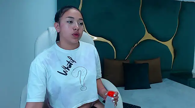 Snapshot of IsabellRodriguez18 chatting on 02/07/25, 04:37 IsabellRodriguez18 online show from 02/07/25, 04:37
