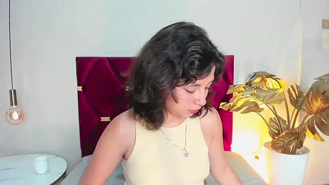 Snapshot of LuciaFerrero chatting on 10/07/25, 12:52 LuciaFerrero online show from 10/07/25, 12:52