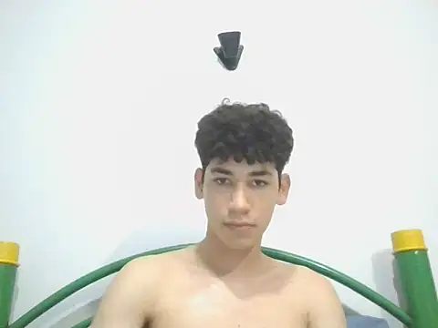 Snapshot of leo_teen chatting on 01/17/25, 02:39 leo teen online show from 01/17/25, 02:39