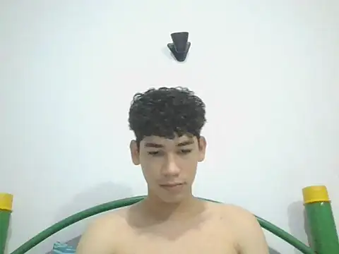 Snapshot of leo_teen chatting on 01/20/25, 12:25 leo teen online show from 01/20/25, 12:25