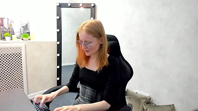 Snapshot of ElizabethHarpper chatting on 03/07/25, 04:02 ElizabethHarpper online show from 03/07/25, 04:02