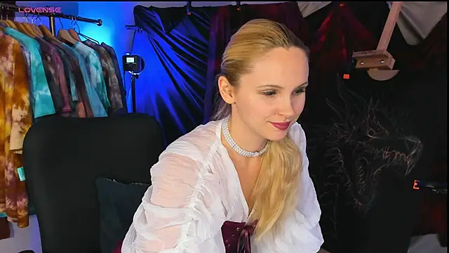 Snapshot of Anna_Corsets chatting on 10/22/25, 01:22 Anna Corsets online show from 10/22/25, 01:22