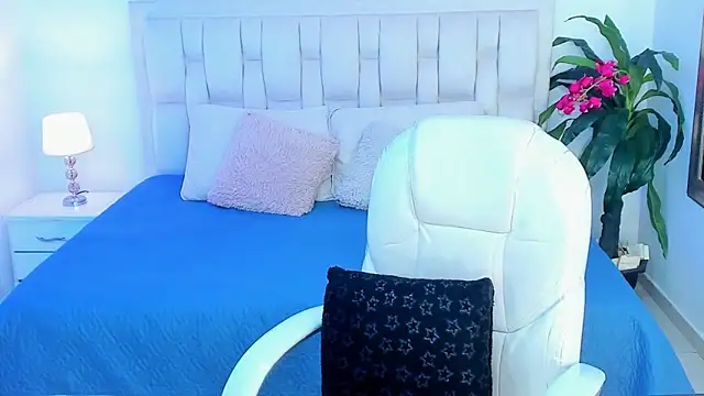 Annie kurt  online show from 10/08/25, 08:39