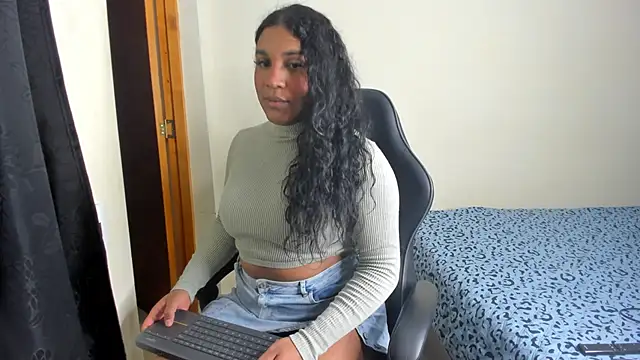 Snapshot of madisonbrunette chatting on 02/11/25, 08:10 madisonbrunette online show from 02/11/25, 08:10